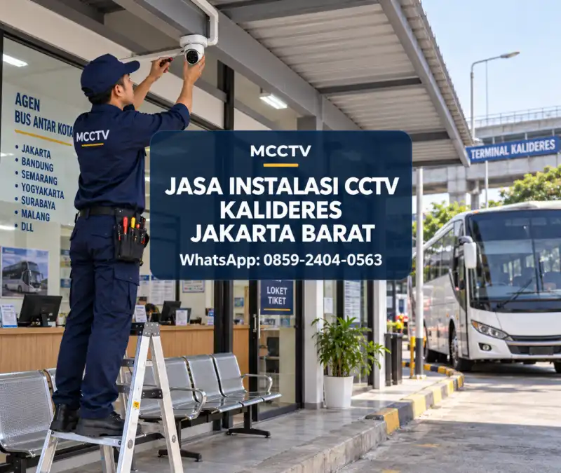 Teknisi MCCTV memasang kamera CCTV outdoor di atas pintu kantor agen perjalanan dekat Terminal Kalideres Jakarta Barat dengan bus antarkota di latar belakang.