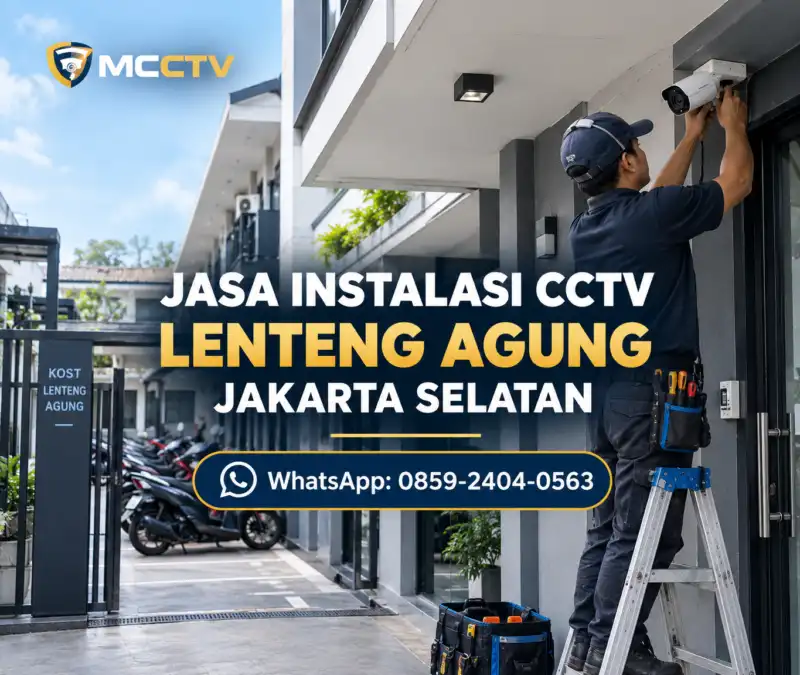 Teknisi MCCTV memasang kamera CCTV di pintu masuk rumah kos dengan area parkir bersama di Lenteng Agung Jakarta Selatan, dengan layanan konsultasi WhatsApp 0859-2404-0563.