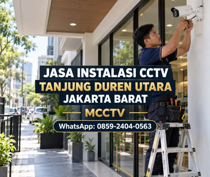 Teknisi MCCTV memasang kamera CCTV bullet di bagian depan ruko di Tanjung Duren Utara Jakarta Barat